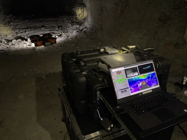 Dans des zones o&ugrave; le GPS peut &ecirc;tre brouill&eacute;, comme une mine, le robot utilise ses cam&eacute;ras ou capteurs pour estimer sa position et son mouvement.