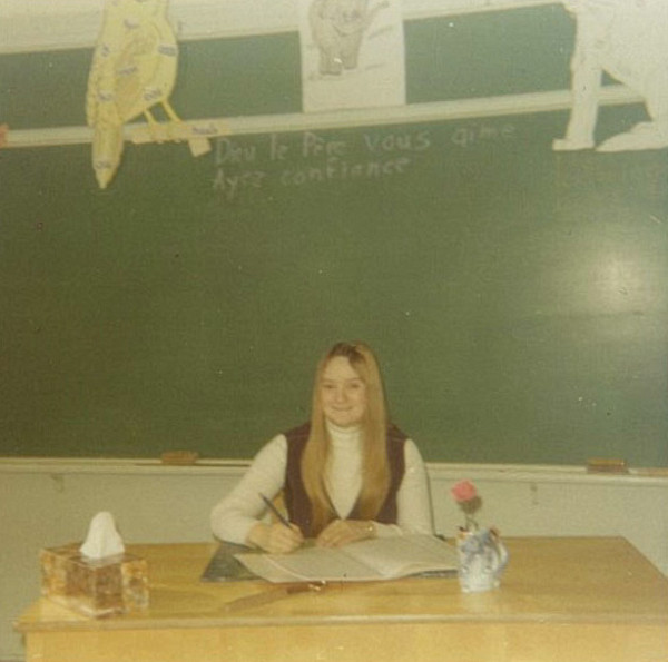 Mme Marcoux à son premier jour de classe en tant qu'enseignante à Saint-Jean-Baptiste-Vianney, en 1970.