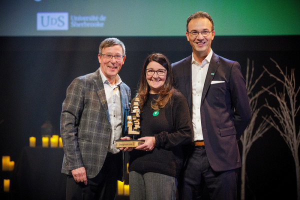 Elizabeth B&eacute;dard re&ccedil;oit le Prix Inspiration &ndash; Respect et humanit&eacute; parce qu&rsquo;elle est ouverte et attentive aux autres, &agrave; leurs points de vue, id&eacute;es, croyances et r&eacute;alit&eacute;, et ce, de fa&ccedil;on authentique et sans jugement. Elle est accompagn&eacute;e de Jean-Pierre Perreault, recteur, et Martin Bisaillon, vice-recteur aux ressources humaines et au d&eacute;veloppement de la communaut&eacute;.