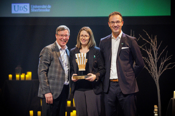 Vicky Richard re&ccedil;oit le Prix Inspiration &ndash; Qualit&eacute; de service parce qu&rsquo;elle s&rsquo;investit avec c&oelig;ur dans le cadre de son travail, assure une qualit&eacute; de service remarquable, et adopte toujours une approche solution. Elle est accompagn&eacute;e de Jean-Pierre Perreault, recteur, et Martin Bisaillon, vice-recteur aux ressources humaines et au d&eacute;veloppement de la communaut&eacute;.