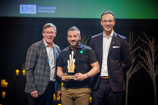 Mathieu Viens re&ccedil;oit le Prix Inspiration &ndash; Qualit&eacute; de service parce qu&rsquo;il s&rsquo;investit avec c&oelig;ur dans le cadre de son travail, assure une qualit&eacute; de service remarquable, et adopte toujours une approche solution. Il est accompagn&eacute; de Jean-Pierre Perreault, recteur, et Martin Bisaillon, vice-recteur aux ressources humaines et au d&eacute;veloppement de la communaut&eacute;.