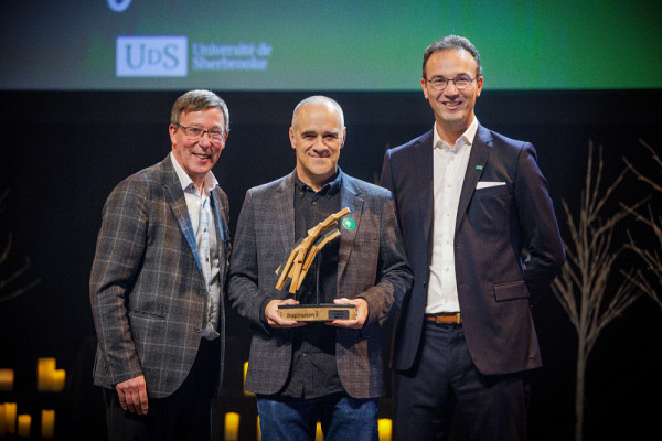 Michel Caron re&ccedil;oit le Prix Inspiration &ndash; Engagement pour son implication et son influence positive et durable dans la communaut&eacute; universitaire et au sein de la collectivit&eacute;. Il est accompagn&eacute; de Jean-Pierre Perreault, recteur, et Martin Bisaillon, vice-recteur aux ressources humaines et au d&eacute;veloppement de la communaut&eacute;.