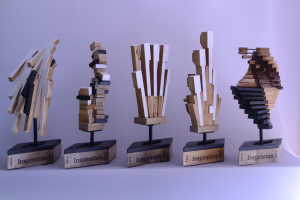 Les troph&eacute;es ont &eacute;t&eacute; con&ccedil;us &agrave; partir du cadre en fonte, de la table d&rsquo;harmonie et de notes d&rsquo;un piano provenant de la maison H.C. Wilson, boutique &eacute;tablie d&egrave;s 1870 sur la rue Wellington Nord &agrave; Sherbrooke. Ils ont &eacute;t&eacute; r&eacute;alis&eacute;s par les &eacute;tudiantes Rebecca Turgeon et Karine Leblanc, dans le cadre de l&rsquo;initiative Espace art et savoir de la Facult&eacute; des lettres et sciences humaines, et gr&acirc;ce au soutien financier de la Strat&eacute;gie des arts et de la culture de l&rsquo;UdeS et de la bourse Experience Ventures.