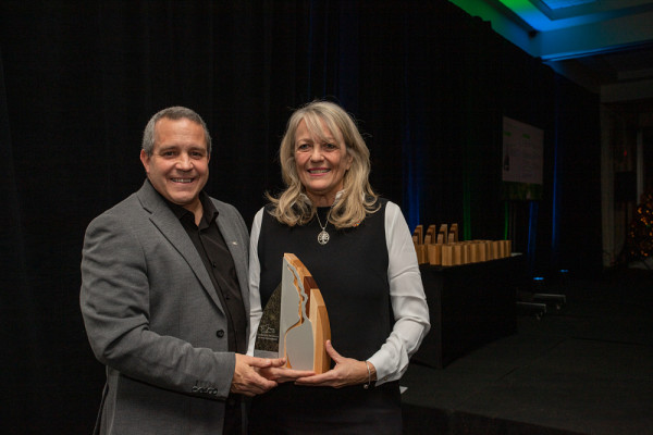 L'Université de Sherbrooke a reçu le Prix Ambassadeur pour ses accomplissements en développement durable.