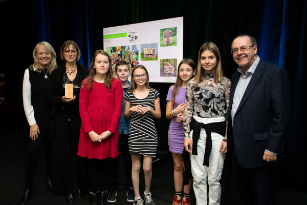 Les représentantes de l'école primaire Louis-St-Laurent de Coaticook ont reçu la bourse Jeunesse et sera parrainée par l'UdeS pendant une année.
