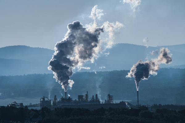 Dans un système de prix qui inclut une transaction uniquement entre un acheteur et un vendeur, comment déterminer qui doit payer pour les coûts associés à la pollution?