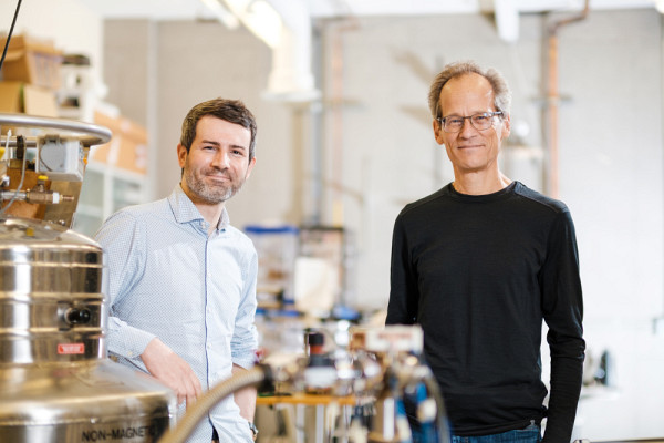 Le professeur Taillefer accompagn&eacute; du postdoctorant Ga&euml;l Grisonnanche, l&rsquo;&eacute;tudiant derri&egrave;re les travaux ayant men&eacute; &agrave; la d&eacute;couverte.