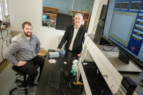 Le professeur Claverie et l&rsquo;&eacute;tudiant sans qui cette d&eacute;couverte n&rsquo;aurait vu le jour, Vincent St-Onge, doctorant au moment de l&rsquo;&eacute;tude.