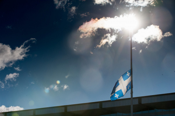 Afin d’honorer la mémoire des victimes de la COVID‑19, une journée de commémoration nationale se tiendra le 11 mars 2021, et il y aura mise en berne nationale du drapeau du Québec.