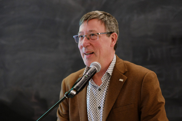 Le recteur, Pr Jean-Pierre Perreault, a rappel&eacute; que le titre de professeur &eacute;m&eacute;rite est une distinction acquise pour la vie, que l'Universit&eacute; de Sherbrooke r&eacute;serve &agrave; des personnes ayant connu une carri&egrave;re exceptionnelle.