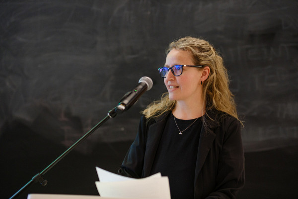 La professeure Fanie Pelletier, du D&eacute;partement de biologie, a prononc&eacute; l'&eacute;loge du professeur Festa-Bianchet, qui a dirig&eacute; ses &eacute;tudes doctorales.