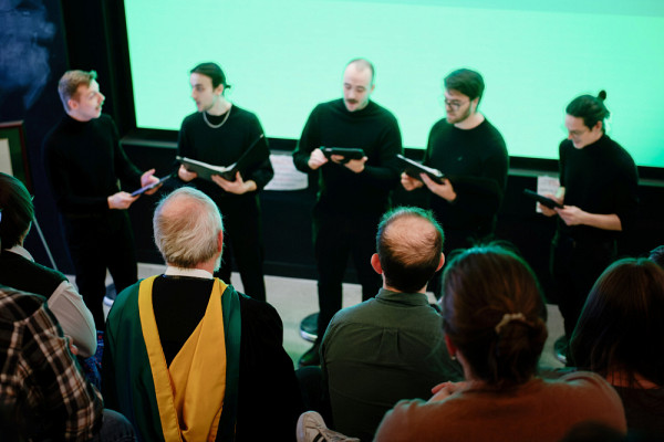 Un quintette de chanteurs compos&eacute; des t&eacute;nors&nbsp;William Morin et Maxime Lantagne, du baryton Arzhel Morel et des basses B&eacute;n&eacute;dict Angers et Nathan Morissette, tous &eacute;tudiants au baccalaur&eacute;at en musique - cheminement en composition et musique &agrave; l'image, a&nbsp;ravi les oreilles des convives et du professeur Festa-Bianchet en interpr&eacute;tant la chanson La Montanara, un classique du r&eacute;pertoire des Alpes italiennes, dont il est originaire.