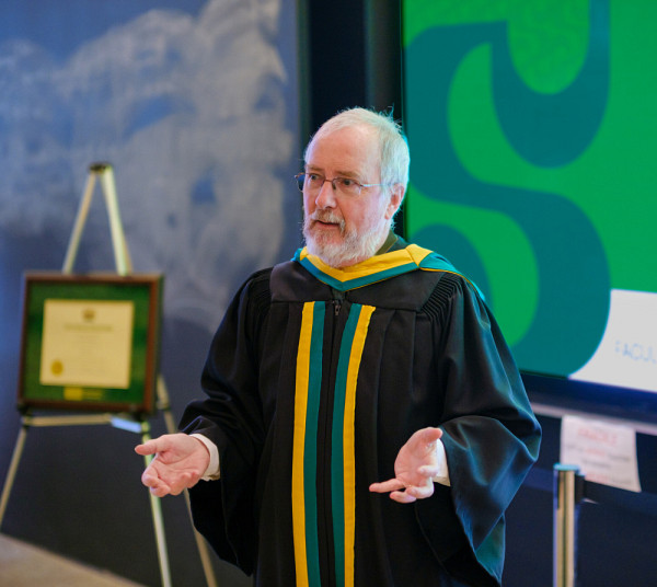 Le professeur &eacute;m&eacute;rite Marco Festa-Bianchet a remerci&eacute; les personnes pr&eacute;sentes et l'Universit&eacute; de Sherbrooke pour la grande ouverture dont elle a toujours fait preuve &agrave; l'&eacute;gard de ses recherches depuis son arriv&eacute;e &agrave; la Facult&eacute; des sciences, en 1990.