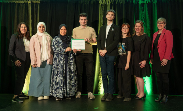 L'&eacute;quipe derri&egrave;re l'initiative Espace connexion a remport&eacute; le prix Savoir-&Ecirc;tre lors de la&nbsp;42e&nbsp;c&eacute;r&eacute;monie du D&eacute;fi de l&rsquo;engagement &eacute;tudiant