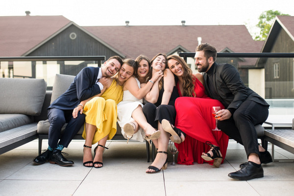 Marie-Emmanuelle Bossé (au centre) et ses collègues universitaires lors de leur bal de graduation en août 2019.