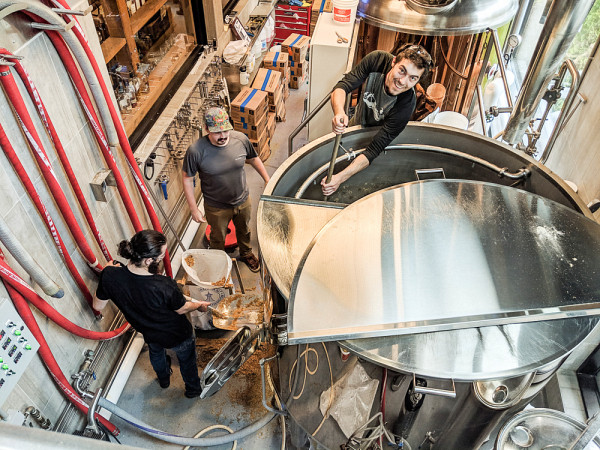 Des membres de SherBroue en train de brasser une de leurs bières dans la microbrasserie du Siboire Jacques-Cartier.