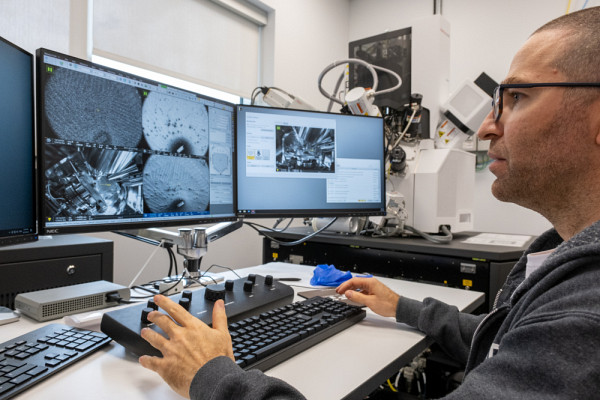 Guillaume Beaudin, professionnel de recherche au 3iT et membre du Club Art Nano, capte des photographies au microscope &eacute;lectronique &agrave; balayage.