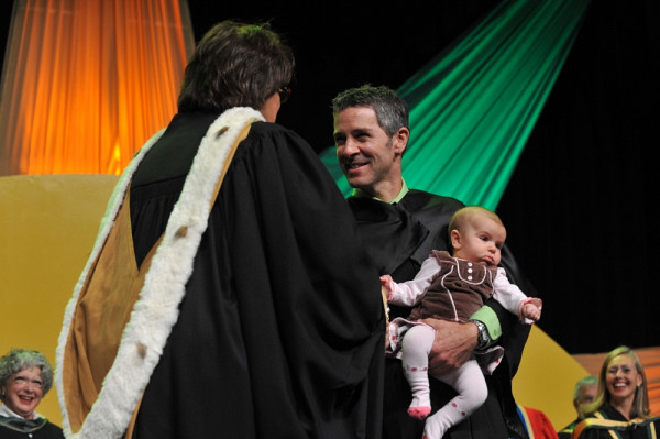 Michel Raîche reçoit son diplôme de doctorat.