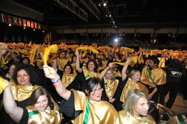 Les diplômés de la cohorte 2011, nouvellement investis de leurs nouvelles couleurs.