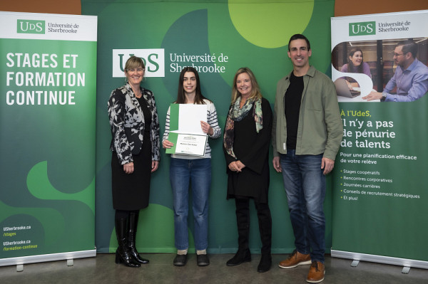 De gauche &agrave; droite : Isabelle Dionne, vice-rectrice aux &eacute;tudes et &agrave; la vie &eacute;tudiante, Manon Van Acker, r&eacute;cipiendaire de la bourse Engagement social, Marie-Jos&eacute;e Deblois, conseill&egrave;re en d&eacute;veloppement professionnel, Alexandre Goulet, directeur du d&eacute;veloppement philanthropique &agrave; la Facult&eacute; de g&eacute;nie