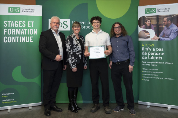 De gauche &agrave; droite : Alain Tremblay, directeur g&eacute;n&eacute;ral du SSDP, Isabelle Dionne, vice-rectrice aux &eacute;tudes et &agrave; la vie &eacute;tudiante, F&eacute;lix Malhaire, r&eacute;cipiendaire de la bourse Ambassadeur, Guillaume Veux, conseiller en d&eacute;veloppement professionnel