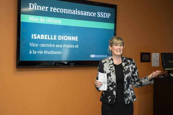 Isabelle Dionne, vice-rectrice aux &eacute;tudes et &agrave; la vie &eacute;tudiante a donn&eacute; le mot de la fin lors du d&icirc;ner reconnaisance SSDP
