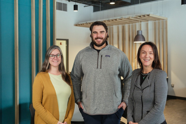 La professeure Julie B&eacute;liveau (&agrave; droite) a travaill&eacute; sur ce projet de recherche avec Sophie Forcier (&agrave; gauche) et Anthony Vandal (au centre), auxiliaires de recherche qui ont joint le projet pendant leur ma&icirc;trise en administration, concentration intervention et changement organisationnel. Le projet de recherche a &eacute;t&eacute; financ&eacute; par le Conseil de recherches en sciences humaines du Canada (CRSH).