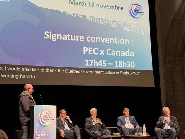 De g.&agrave; d. : Le Pr David Espes (Universit&eacute; Bretagne occidentale), le Pr Davis Allis (pr&eacute;sident de l'UNi de Rennes), M. Arnaud Coustill&egrave;re, (pr&eacute;sident du P&ocirc;le Excellence Cyber), le Pr Fred&eacute;ric Cupens (IMC2) et le Pr Marc Frappier (UdeS).