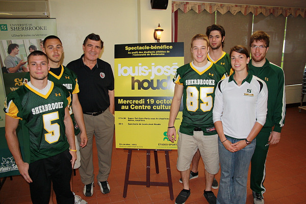 Serge Savard entour&eacute; d'&eacute;tudiants athl&egrave;tes en&nbsp;2011, lors de la conf&eacute;rence de presse annon&ccedil;ant la nouvelle Corporation &eacute;tudes-sports de l'UdeS dont il est le pr&eacute;sident.