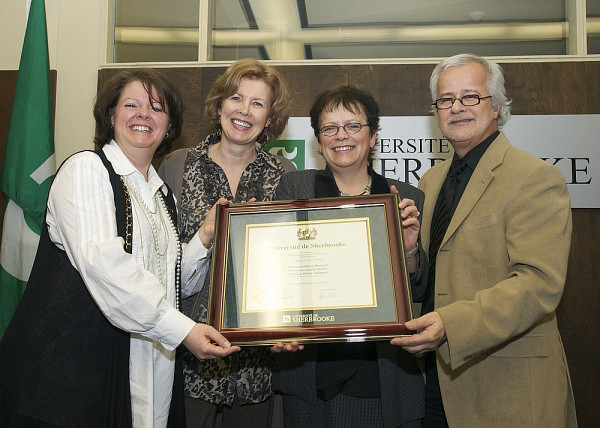 Lucie Laflamme a remis le prix du volet &eacute;quipe &agrave; trois membres de l'&Eacute;cole de r&eacute;adaptation&nbsp;: Johanne Desrosiers, Louisette Mercier et Michel Tousignant.