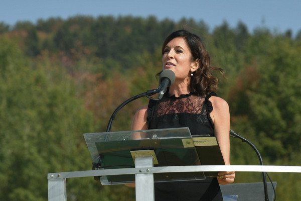 La comédienne Anne-Marie Cadieux a livré avec prestance la magnifique adresse aux diplômés.