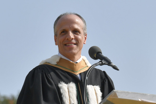 Le nouveau recteur Pierre Cossette présidait sa première cérémonie de collation des grades.