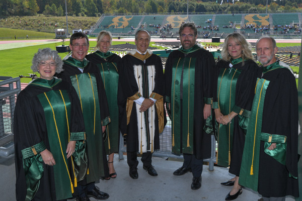 Le cortège d’honneur formé de la nouvelle équipe de direction de l’UdeS. De gauche à droite, Jocelyne Faucher,Jean-Pierre Perreault, Christine Hudon, le recteur Pierre Cossette, Vincent Aimez, Denyse Rémillard et Jean Goulet.