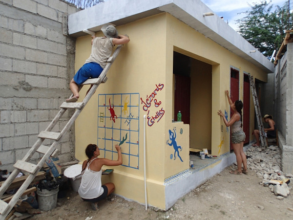Les bénévoles décorent les installations sanitaires