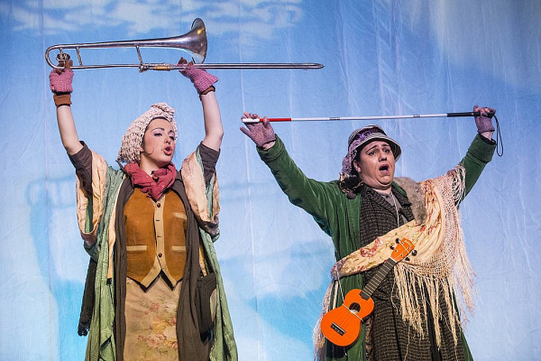 Catherine St-Arnaud (Patachou) et Julie Garceau (Girafielle) dans l'interpr&eacute;tation loufoque de l'op&eacute;rette d'Offenbach.