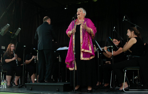 La soprano Catherine Elvira Chartier a interprété l’Hymne avec virtuosité accompagnée de l’Ensemble à vents de Sherbrooke.