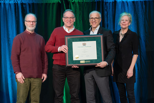 De gauche &agrave; droite : Pr Michel Lafleur, directeur du CUFE; Jean-Fran&ccedil;ois Comeau, enseignant honor&eacute;; Pr Pierre Cossette, recteur et Pre Christine Hudon, vice-rectrice aux &eacute;tudes.