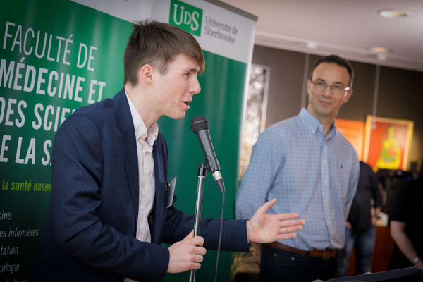 Émile Breault, étudiant bénéficiaire d’une bourse, et Martin Bisaillon, secrétaire facultaire et vice-doyen à la vie étudiante et au développement durable. 