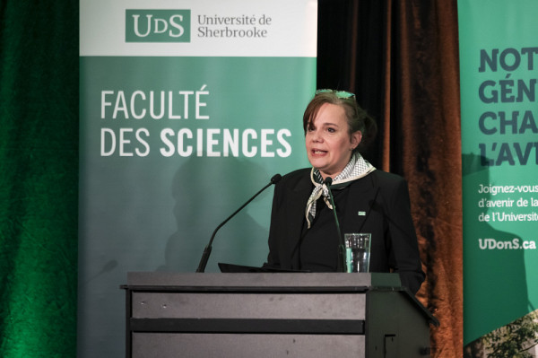 La soir&eacute;e de remise de bourses a &eacute;t&eacute; anim&eacute;e par la professeure Nancy Dumais, vice-doyenne aux &eacute;tudes de la Facult&eacute; des sciences, qui agissait &agrave; titre de ma&icirc;tre de c&eacute;r&eacute;monie.