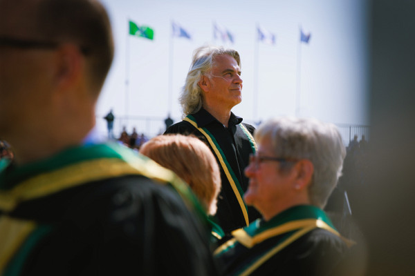 L’auteur-compositeur-interprète Richard Séguin, citoyen engagé et figure incontournable du paysage culturel québécois, a aussi été nommé docteur d'honneur de l'UdeS.