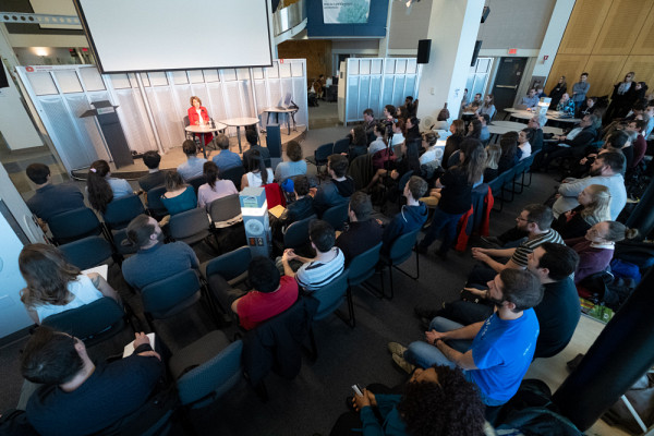 Le 30 avril, la biochimiste a animé un forum portant sur le futur de la science au Canada en compagnie d’étudiantes et d’étudiants des cycles supérieurs.