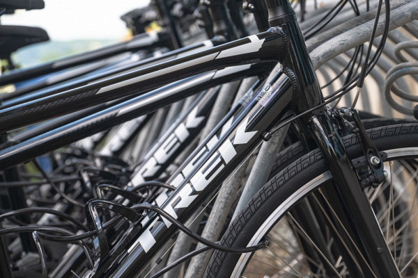 Il est possible pour la communauté universitaire d'emprunter des vélos en libre-service sur les trois campus universitaires.