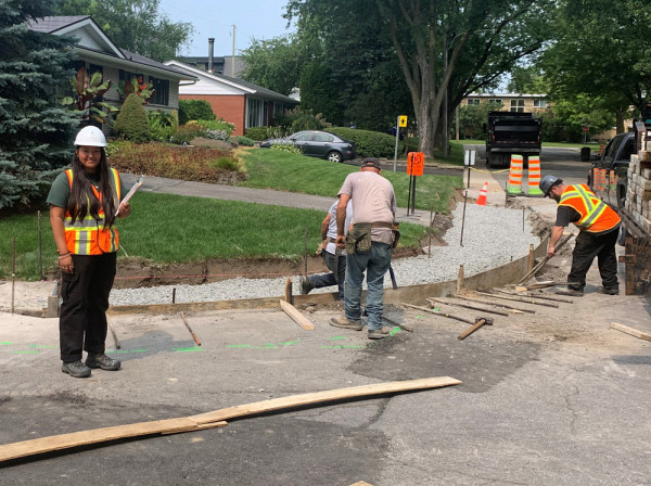 Alice H&eacute;tu a principalement travaill&eacute; &agrave; la surveillance de chantiers en r&eacute;fection de trottoirs &agrave; la Ville de l'Assomption.