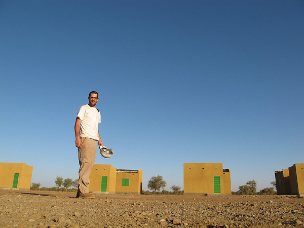 Anthony Belisle, lors d'un stage en géomatique appliquée à l'environnement, prépare le site d'une usine d'extraction d'or dans le désert du Sahel.