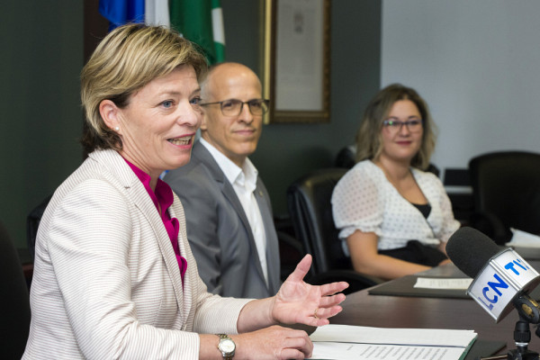 Lors du point de presse, la députée Élisabeth Brière a fait le point sur les récents succès de l’Université de Sherbrooke en recherche.
