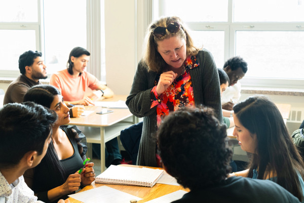 Les &eacute;tudiantes et &eacute;tudiants internationaux peuvent b&eacute;n&eacute;ficier de cours de fran&ccedil;ais pour am&eacute;liorer leurs comp&eacute;tences &agrave; l'oral et &agrave; l'&eacute;crit, au Centre de langues de l'UdeS.