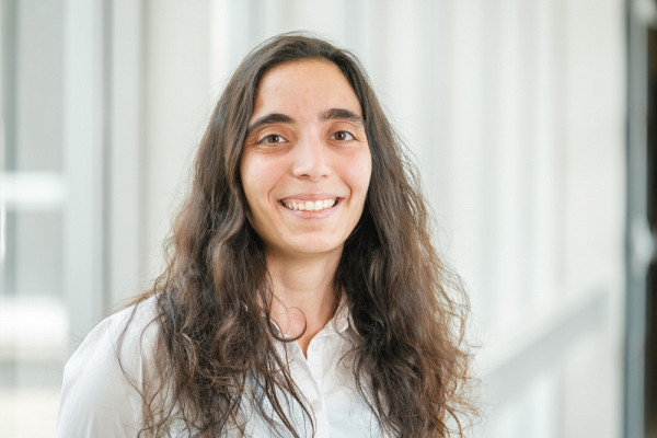 Christina Khnaisser, jeune chercheuse de la relève en informatique de la santé et future professeure à la Faculté de médecine et des sciences de la santé et à la Faculté des sciences de l'Université de Sherbrooke