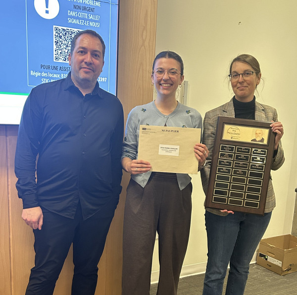 Flore Lavoie, r&eacute;cipiendaire du Prix Pierre-Chailler, accompagn&eacute;e de Pre Michelle Scott, directrice du d&eacute;partement et Pr Benoit Laurent, directeur du programme