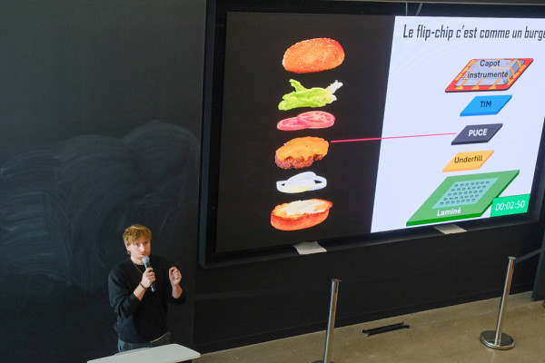 Ars&egrave;ne Gu&eacute;don et son visuel, lors de sa pr&eacute;sentation.