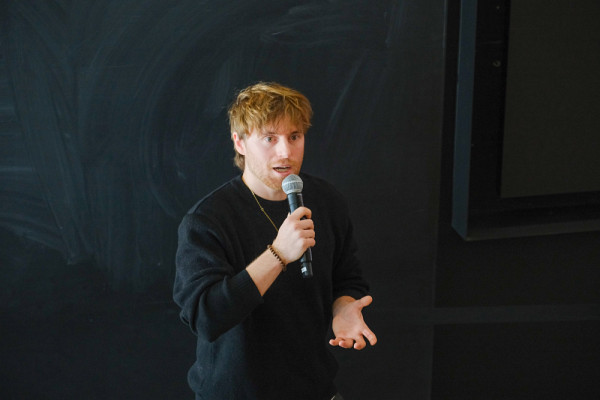 L'expos&eacute; d&rsquo;Ars&egrave;ne Gu&eacute;don, &eacute;tudiant en g&eacute;nie, mettant en vedette un hamburger garni pour illustrer un assemblage &eacute;lectronique, lui a valu le 1er prix de la finale interne de l&rsquo;UdeS du concours MT180.